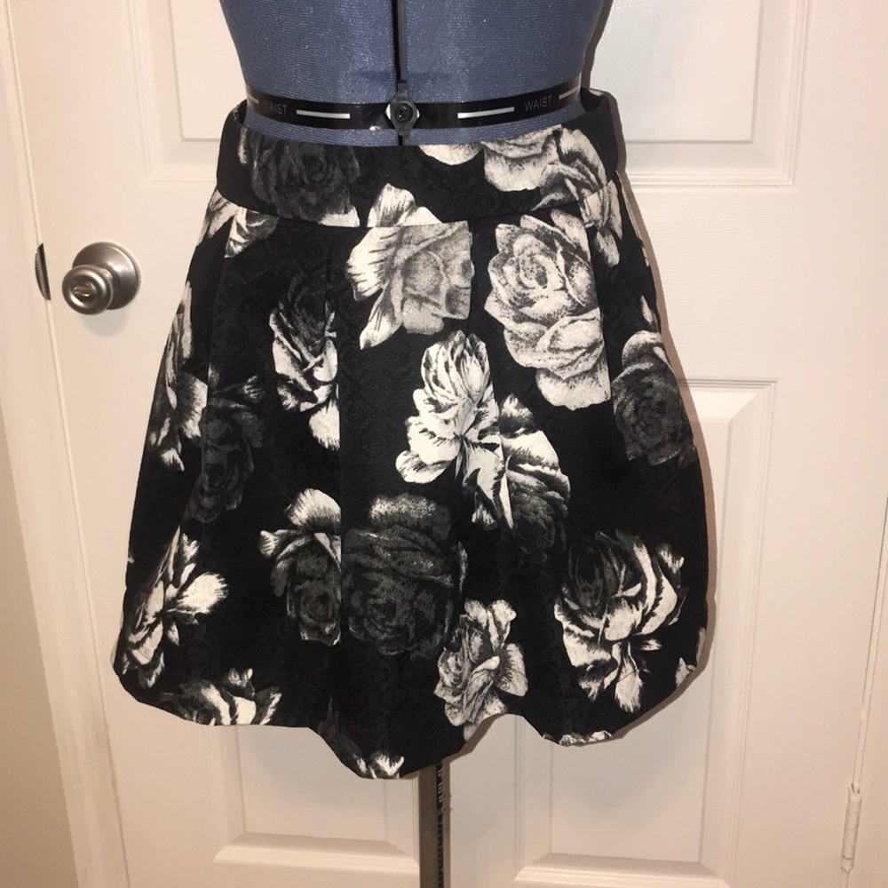 Adorable Black & white floral skirt
